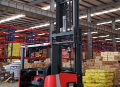 诺力1.4吨电动前移式叉车（RT1465），升高6.5米，新车交付某食品行业客户使用